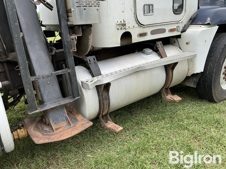 2000-freightliner-fld120-image-9