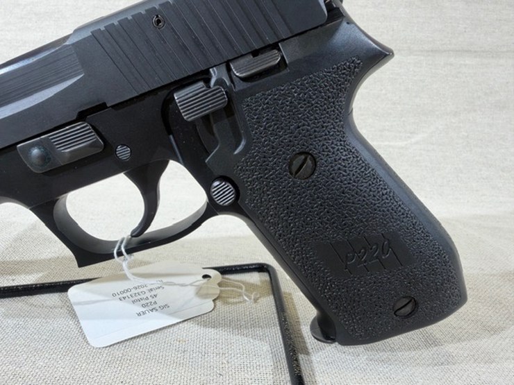 #231-•-sig-sauer-p220-pistol-image-9