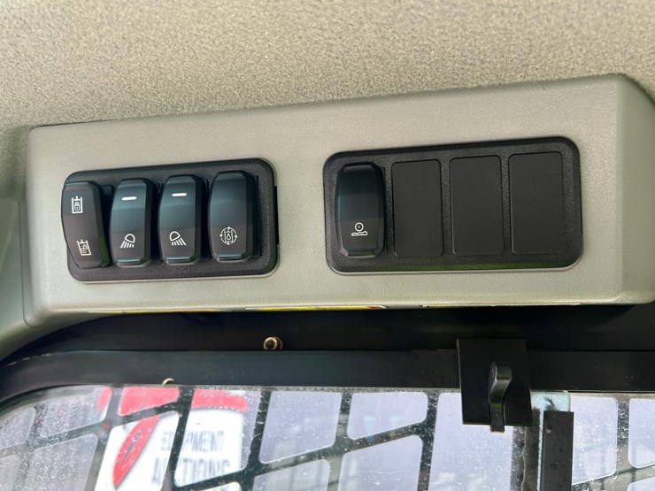 2019-caterpillar-246d3-image-21