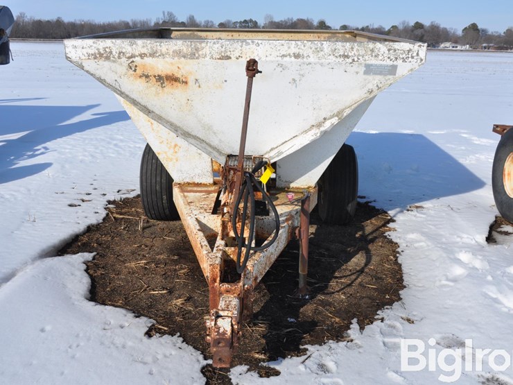 pull-type-dry-fertilizer-spreader-image-2