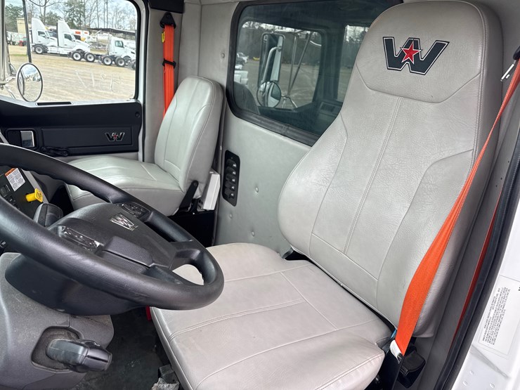 2020-western-star-4700sb-image-16