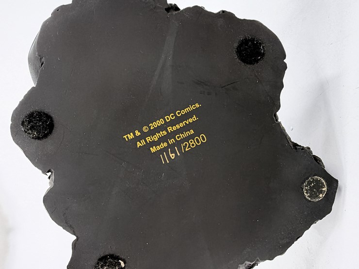 #1055-•-batman-dc-direct-vampire-statue-image-12