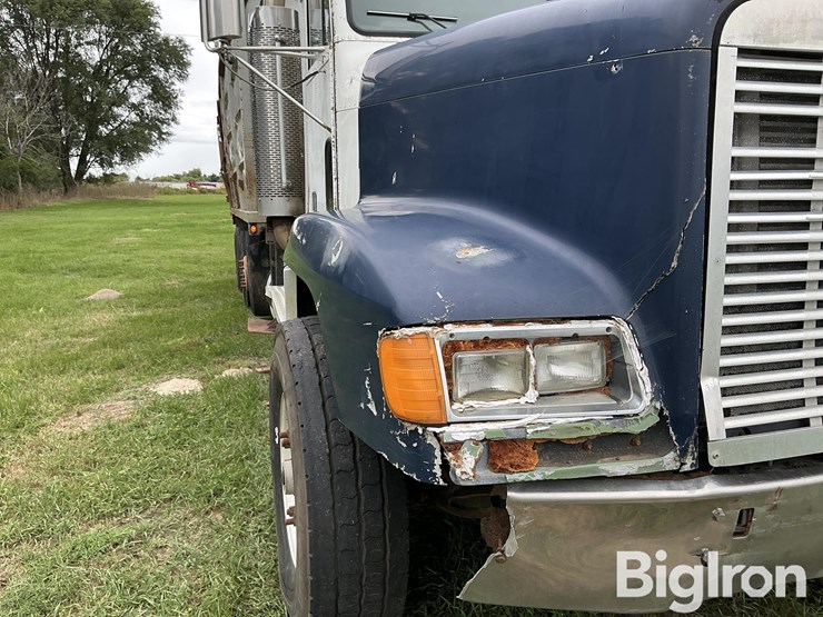 2000-freightliner-fld120-image-16