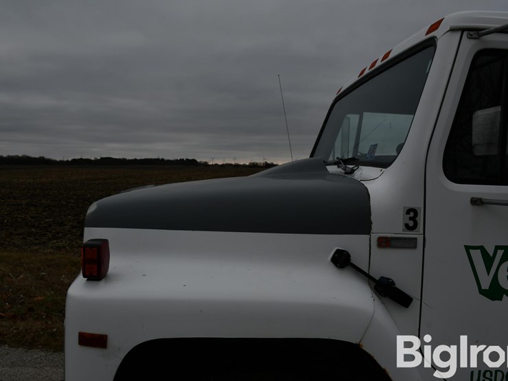 1981-international-1724-s/a-grain-truck-image-11
