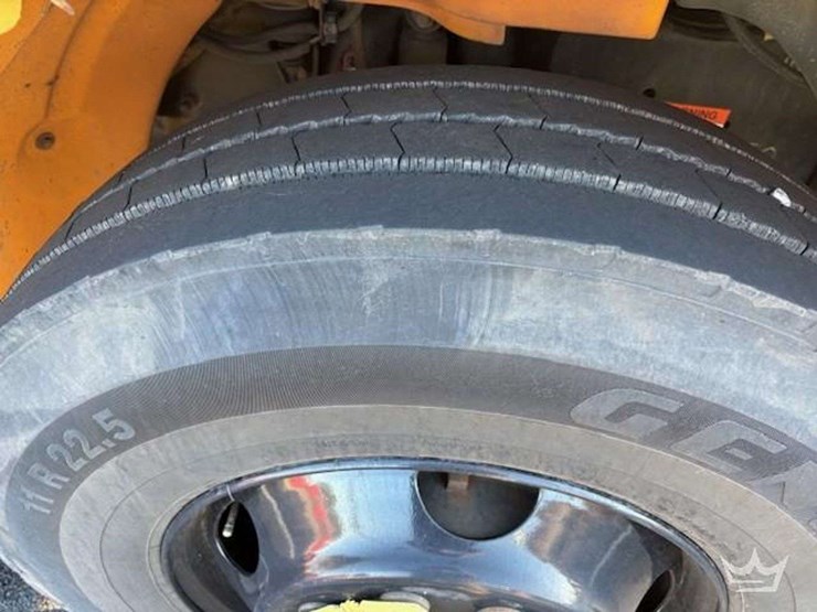 2007-freightliner-b2-image-17