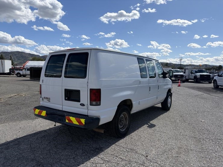 2011-ford-e350-image-3