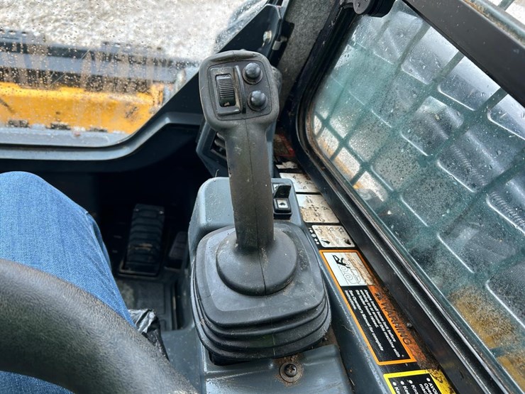 2020-deere-325g-image-25