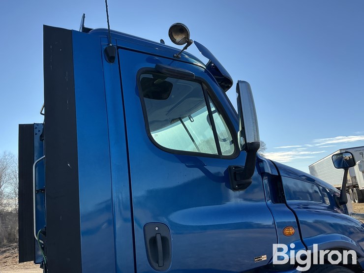 2011-freightliner-cascadia-125-image-12