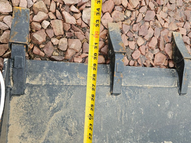 skid-steer-bucket-w/teeth-image-10