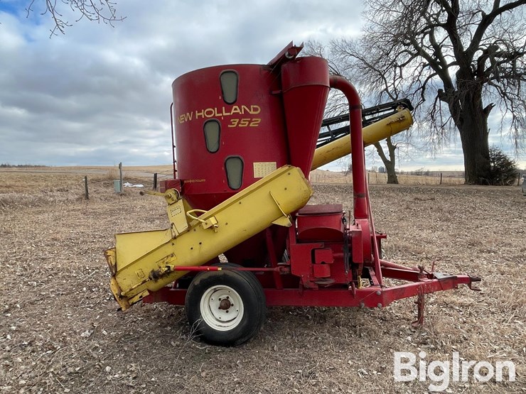 new-holland-352-image-4