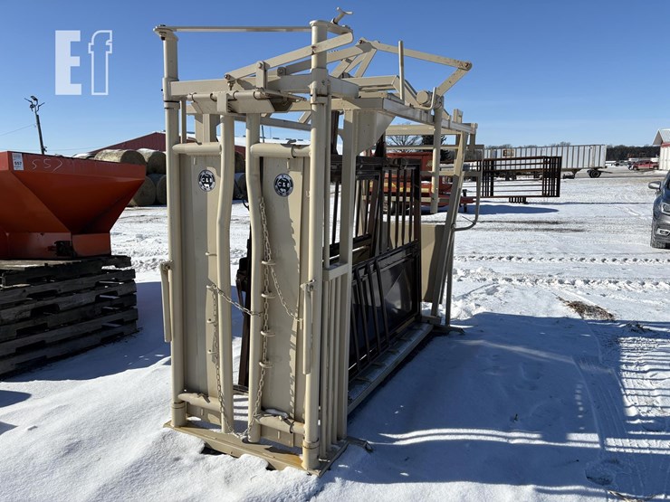 c&b-farm-+-outdoors-cattle-chute-10-image-2