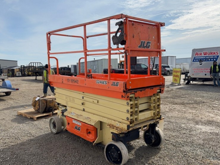 2017-jlg-3246es-image-5