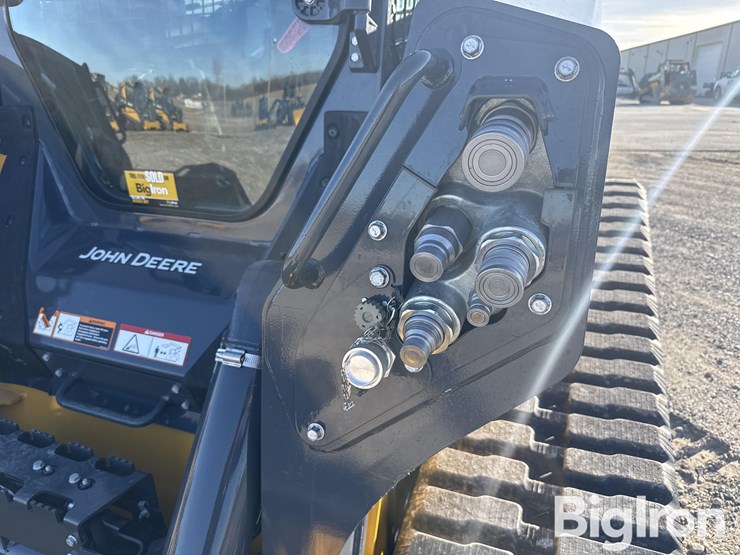 2025-john-deere-11-image-14