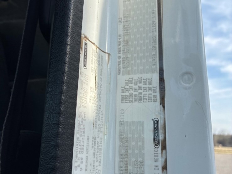 2016-freightliner-coronado-122-sd-image-6