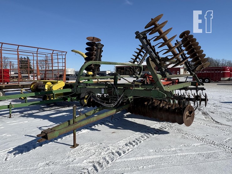 john-deere-235-image-3