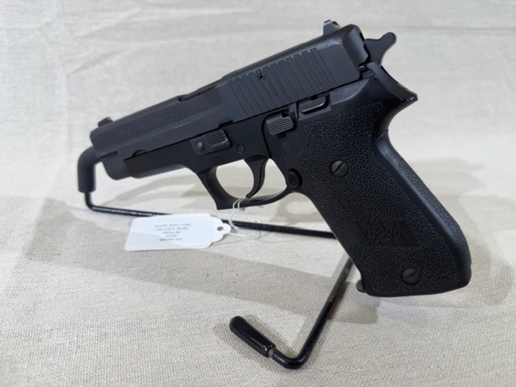 #231-•-sig-sauer-p220-pistol-image-4