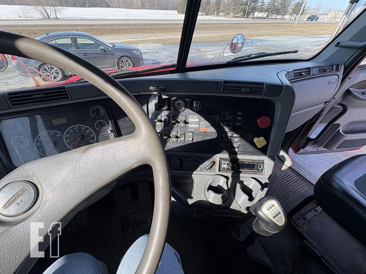 2004-freightliner-columbia-112-image-27