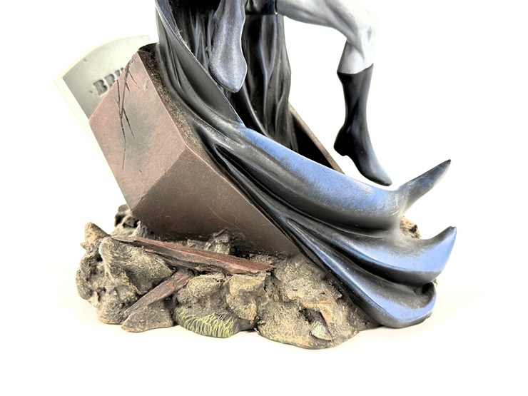 #1055-•-batman-dc-direct-vampire-statue-image-9