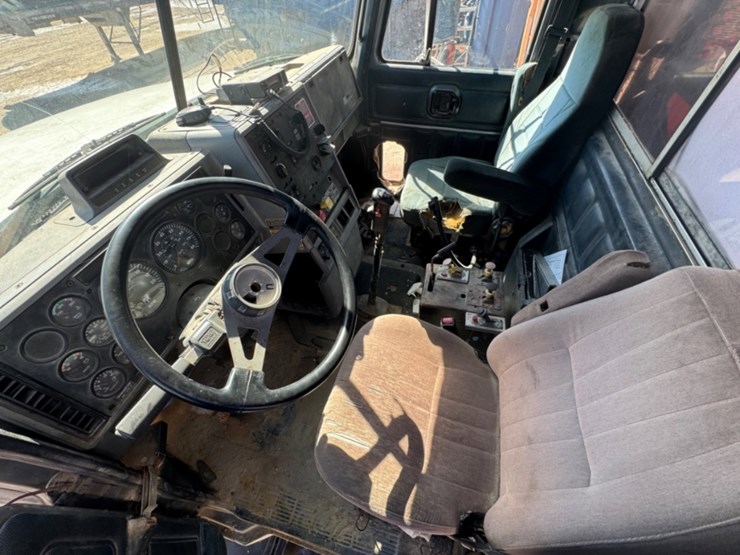 1998-mack-ch613-image-7