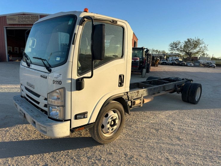 2021-isuzu-npr-image-1