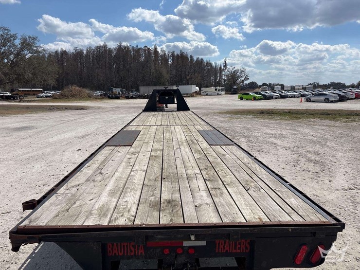 2022-custom-flatbed-image-13