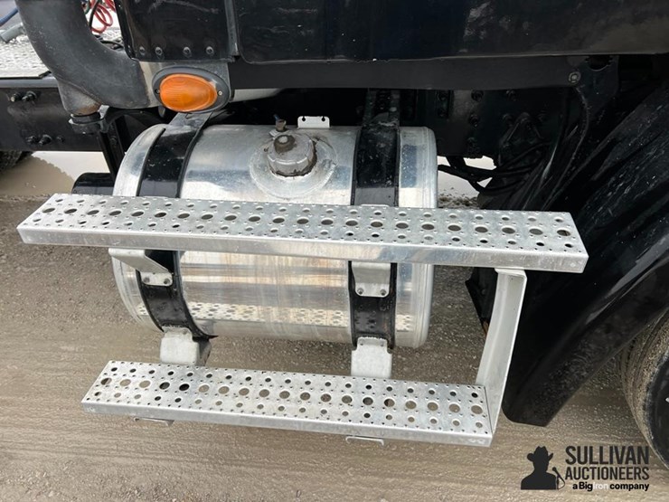 2006-freightliner-columbia-112-image-15