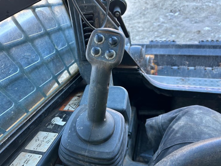 2015-deere-323e-image-23