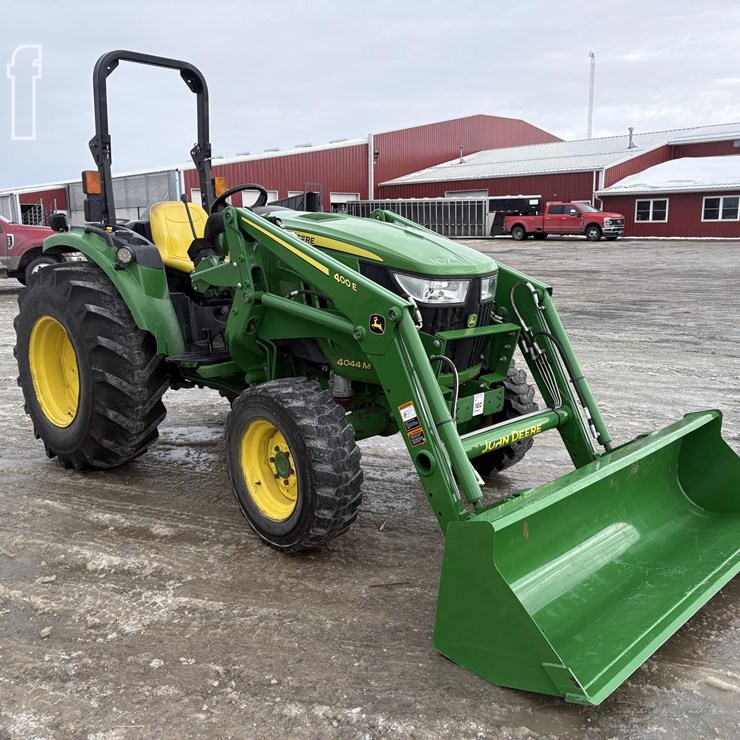 2017 JOHN DEERE 4044M