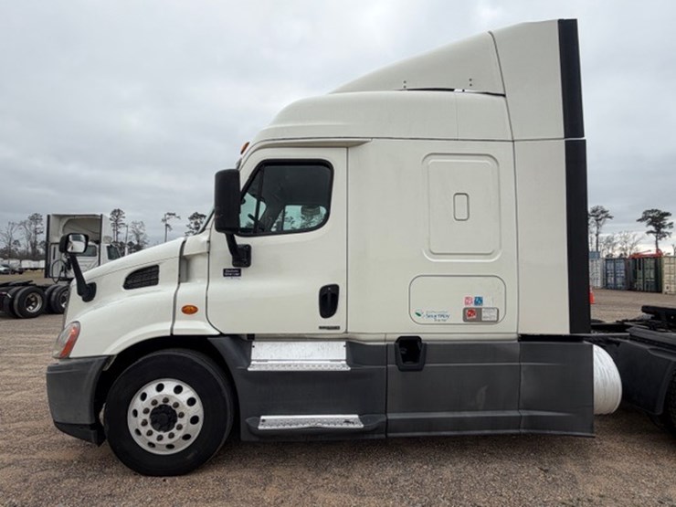 #226-•-2018-freightliner-cascadia-image-17