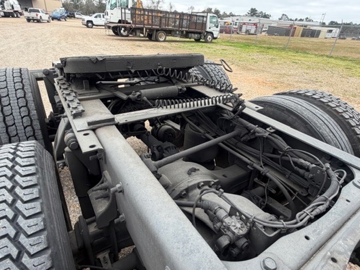 #226-•-2018-freightliner-cascadia-image-27