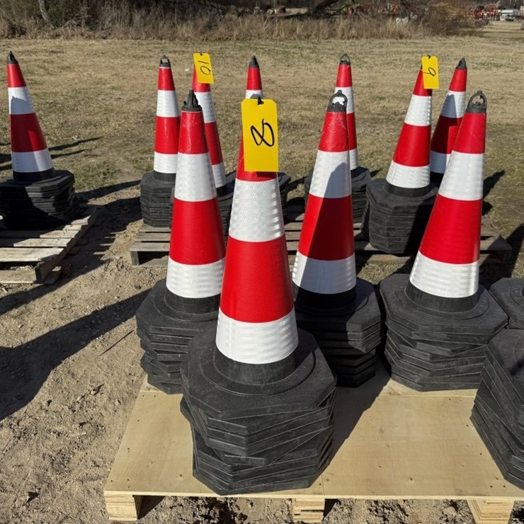 25 TRAFFIC CONES