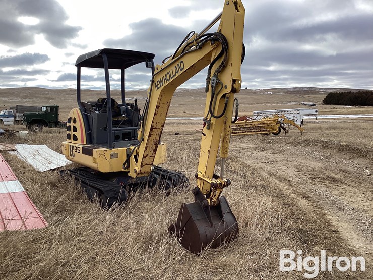 new-holland-ec35-image-3