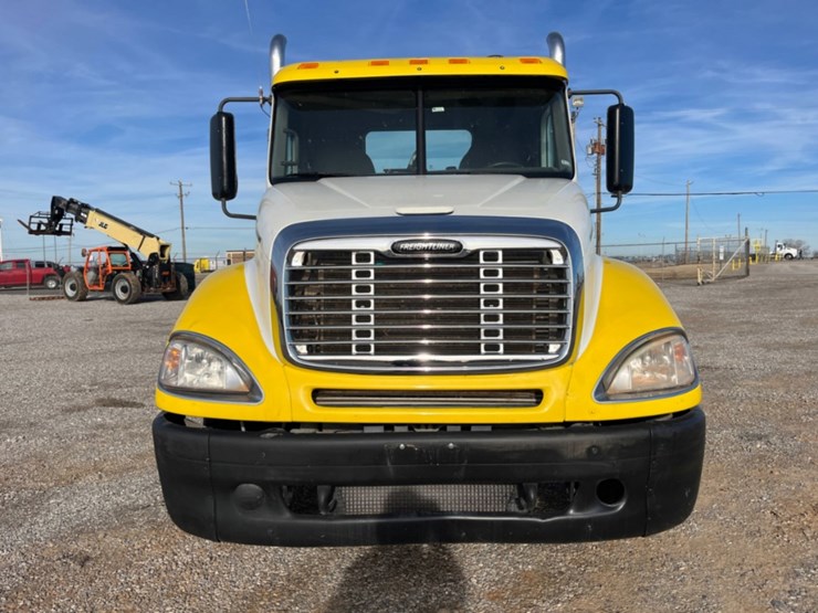 2007-freightliner-columbia-120-image-2