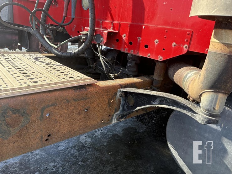 2004-freightliner-columbia-112-image-8