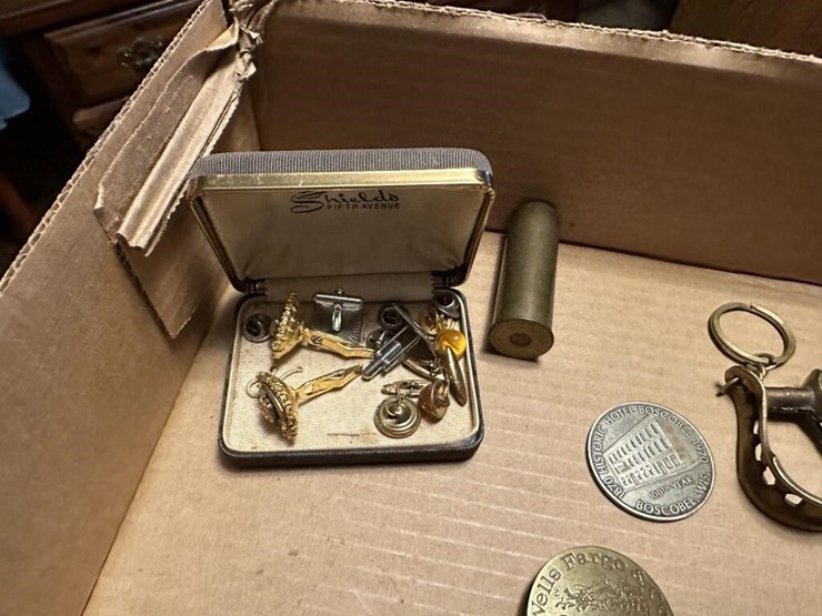 vintage-belt-buckles-&-pins-image-3