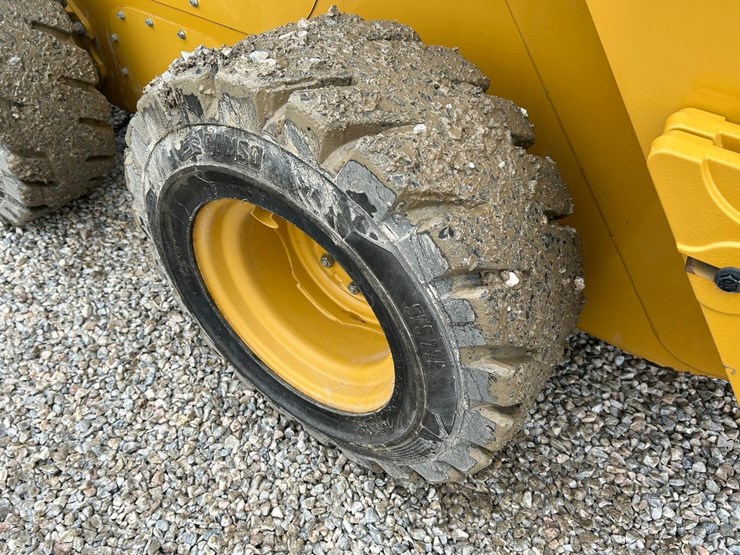 2019-caterpillar-246d3-image-16