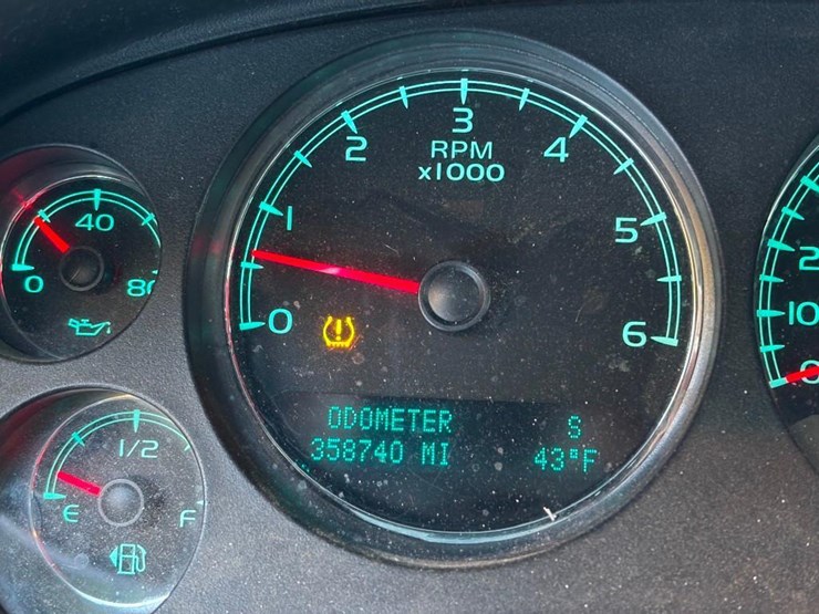 2010-chevrolet-suburban-image-31