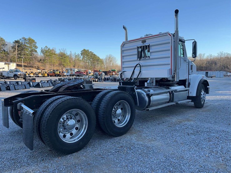 2015-freightliner-122sd-image-15