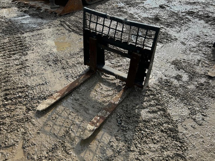 38”-skid-steer-pallet-forks-image-2