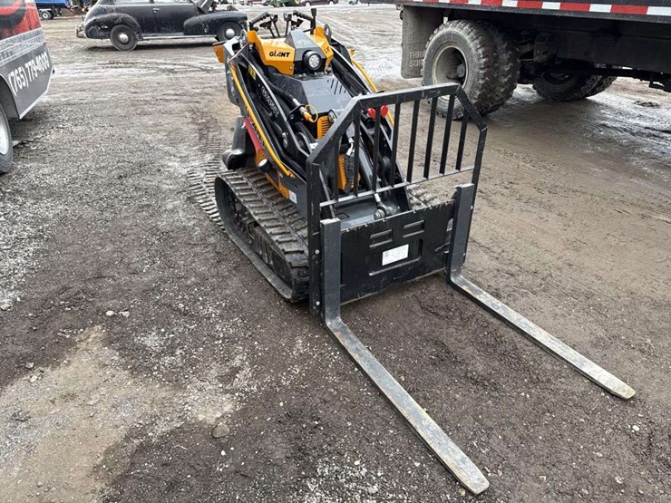 giant-gs950t-mini-skid-steer-image-5