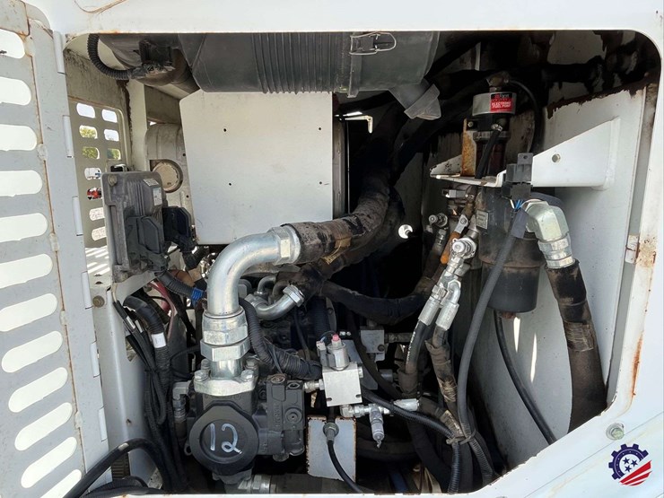 roadtec-cb100-sweeper-conveyor-image-42