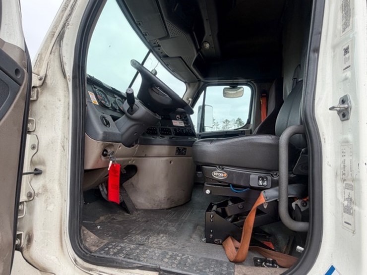 #226-•-2018-freightliner-cascadia-image-33