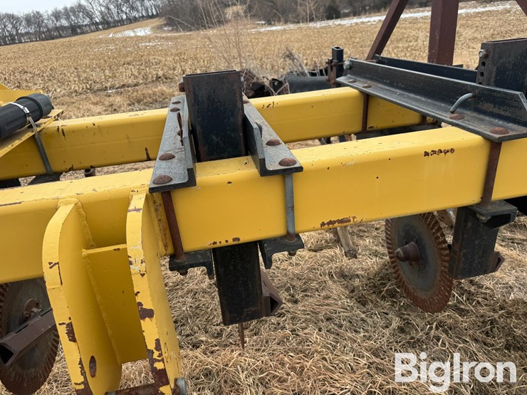 landoll-7-shank-chisel-plow-image-10