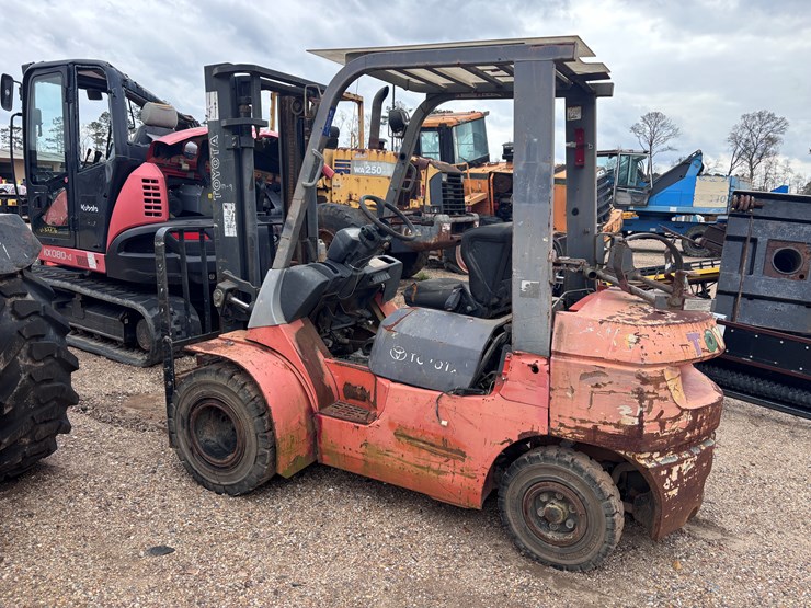 #2567-•-toyota-63842-forklift-|-for-parts/repairs-image-3