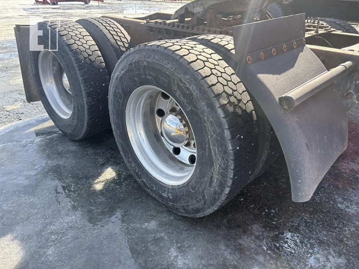 2004-freightliner-columbia-112-image-14