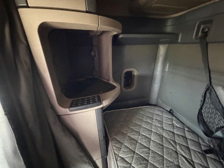 #226-•-2018-freightliner-cascadia-image-48