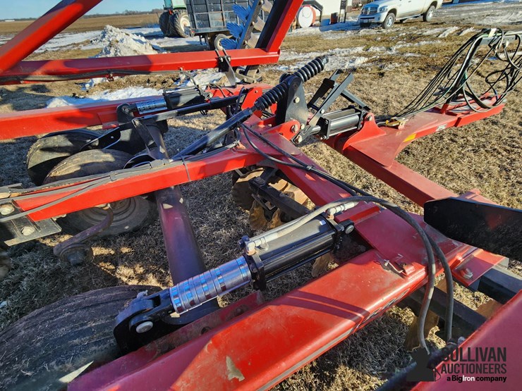 2013-case-ih-330-image-14