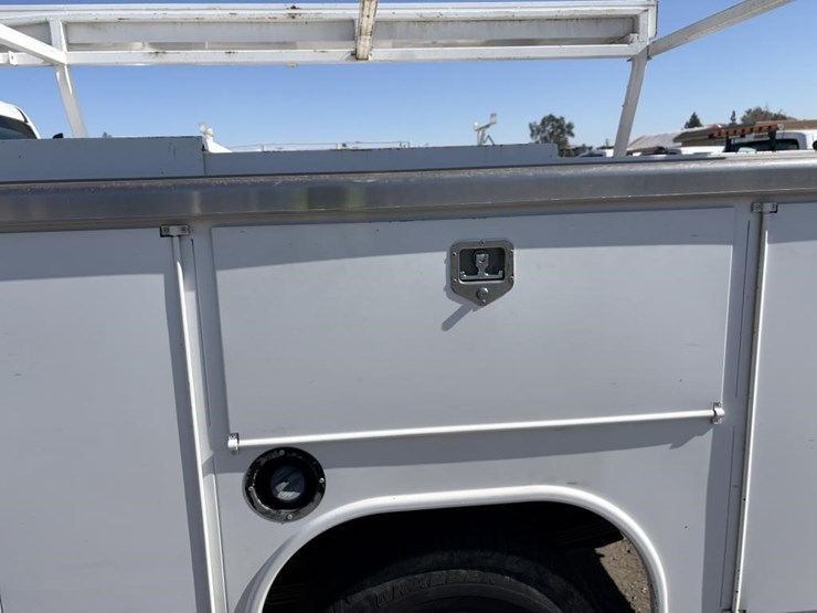 2017-chevrolet-2500-image-21