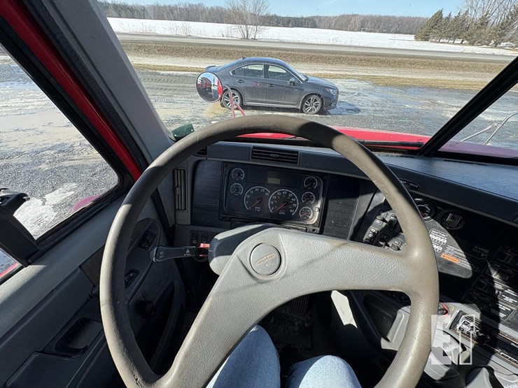 2004-freightliner-columbia-112-image-25