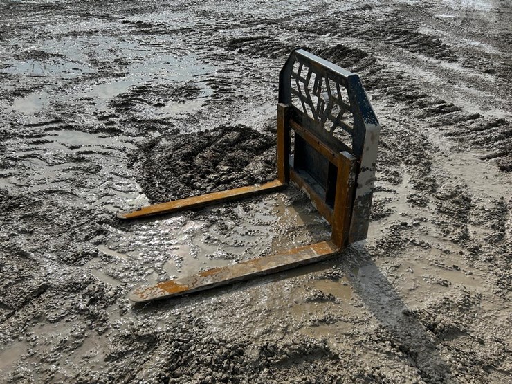 ditch-witch-42”-walk-behind-skid-steer-pallet-forks-image-3